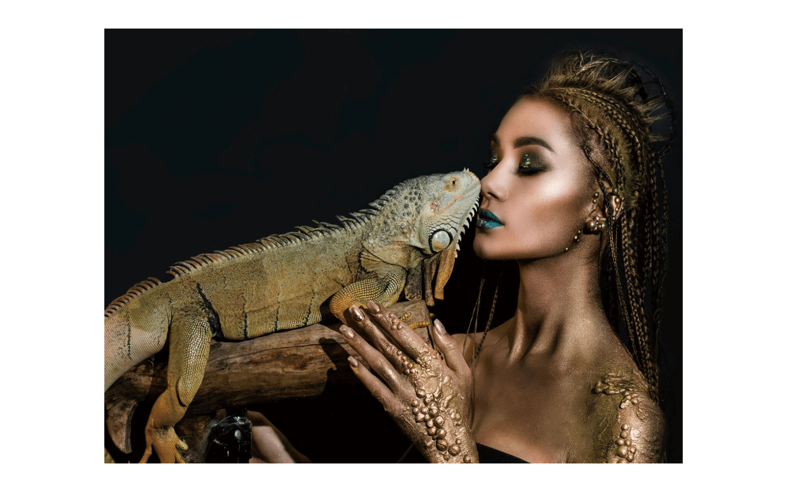 Cuadro en Cristal Mujer con Iguana
